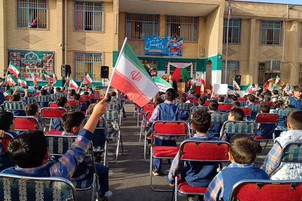 دانش‌آموزان دبستان معمارزاده در سیزده آبان