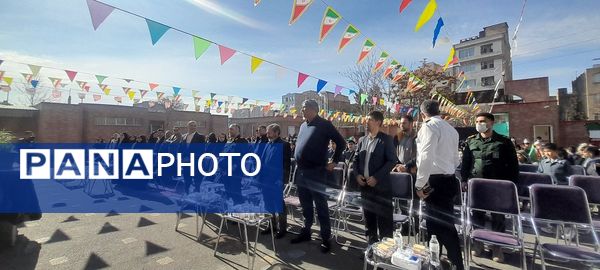 جشن انقلاب در دبستان ولی‌زاده ناحیه چهار کرج 