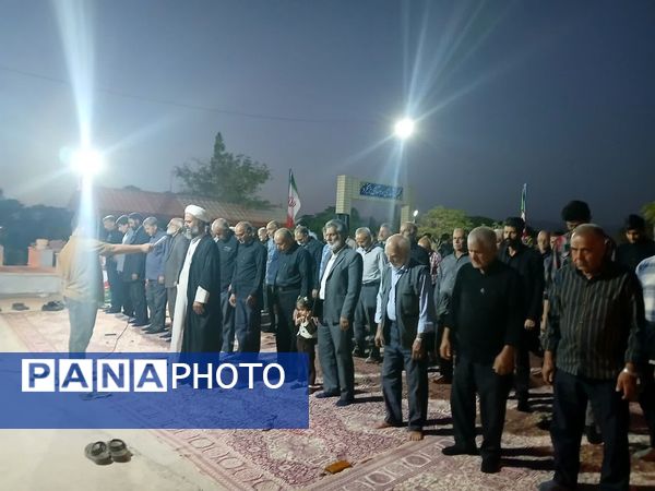 مراسم شبی با شهدا در محل گلزار شهدای روستای بزنجرد شهرستان خلیل‌آباد