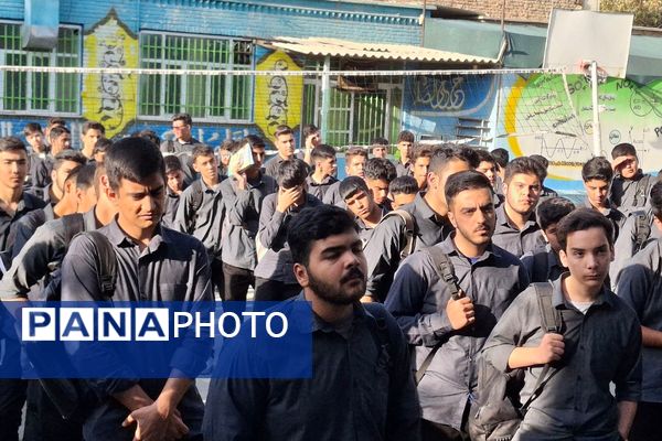 تجلیل دبیرستان شهید قمی از پدران مسئول در نیروی انتظامی و آتش‌نشانی
