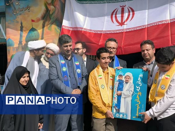 رونمایی از کتاب «روحانی که روحانی نیست» در دبیرستان باقریه