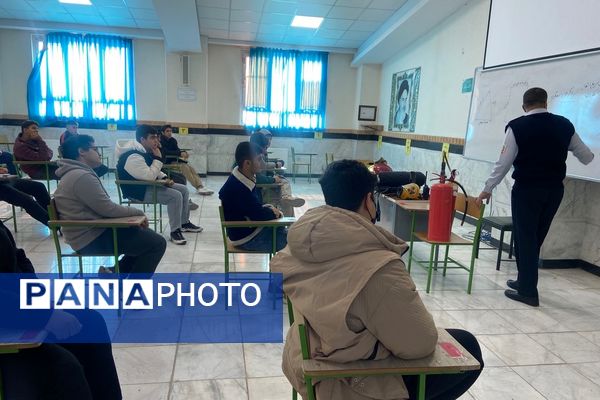  آماده‌سازی مانور زلزله با آموزش آتش‌نشان‌ها در مدرسه نمونه‌دولتی شهید مطهری رباط‌کریم