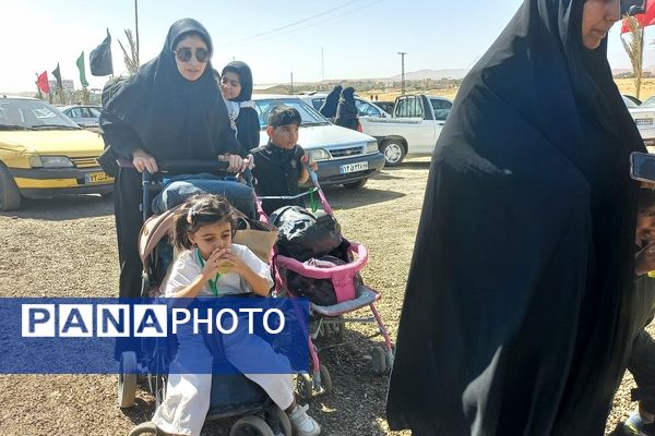 حضور زائران پیاده در جاده غدیر مشهد به نیشابور