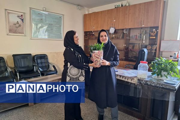 تقدیر و وداع اعضای انجمن اولیا و مربیان آموزشگاه معارف 6 از کادر آموزشگاه