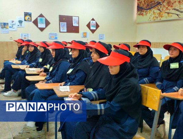 آیین افتتاحیه طرح کانون یاریگران زندگی و برپایی نمایشگاه مبارزه با آسیب‌های اجتماعی در دبیرستان شهید همت ملارد