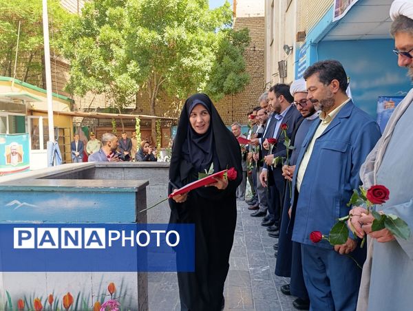 نواختن زنگ سپاس معلم در دبیرستان و دبستان میرزا جعفر سروقد