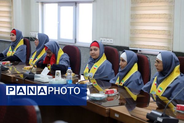 گل‌های قدردانی دانش‌آموزان پیشتاز برای حافظان امنیت
