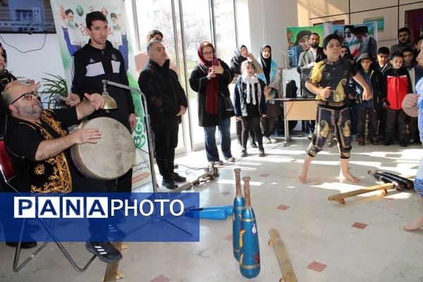 به مناسبت دهه فجر پرچم جمهوری‌اسلامی‌ایران در آموزش و پرورش منطقه۱۰ به اهتزاز درآمد