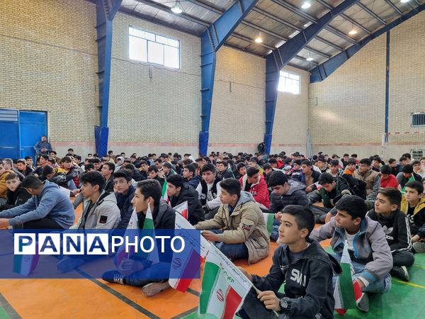 صبحگاه مشترک بسیج دانش‌آموزی و دانش‌آموزان دبیرستان نمونه دولتی پژوهش