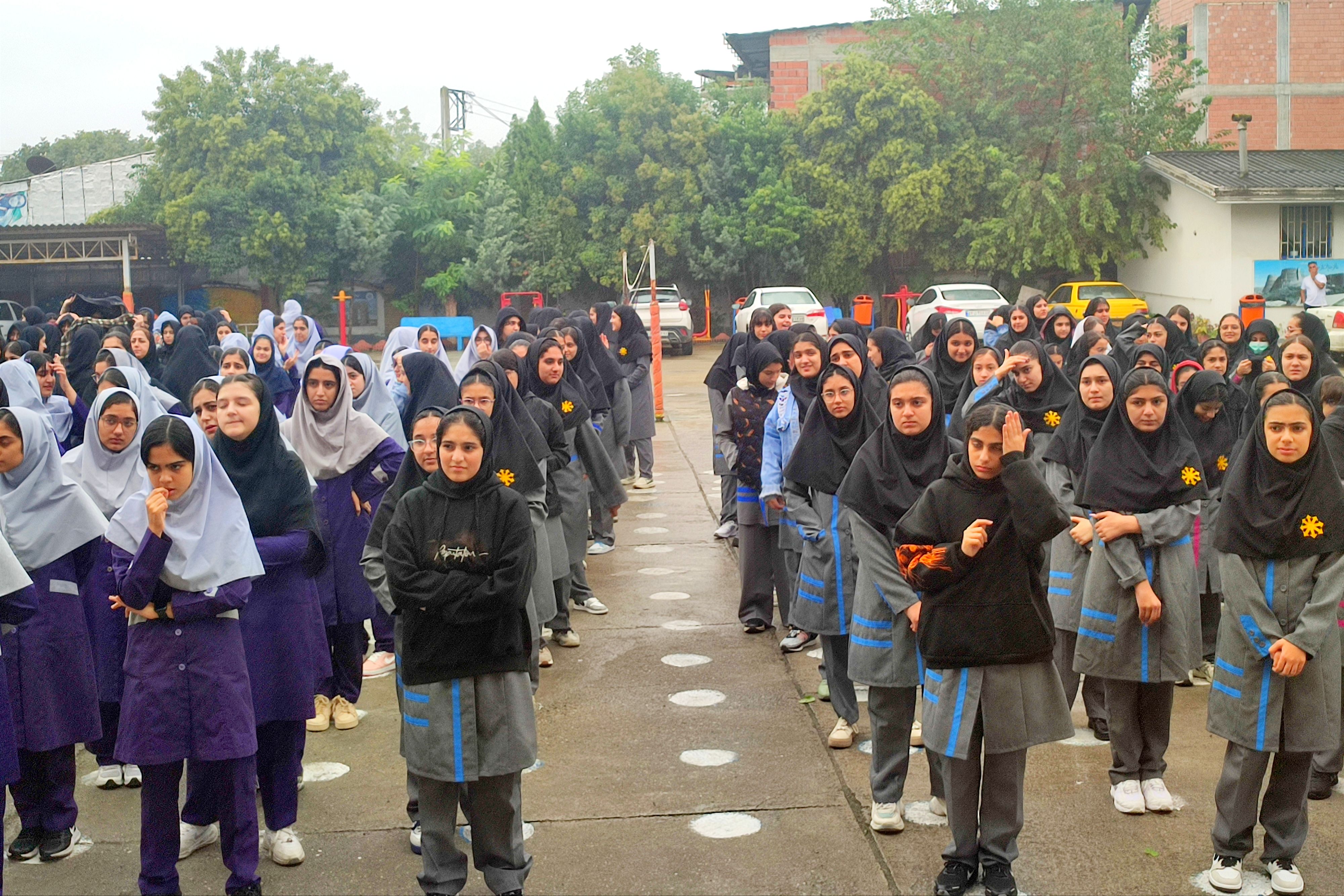 گرامیداشت هفته دفاع مقدس و آغاز سال تحصیلی در دبیرستان فرزانگان قائمشهر