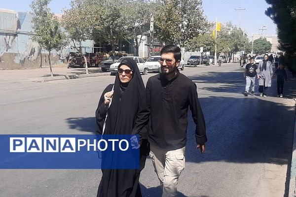 جاماندگان اربعین حسینی در  راهپیمایی حرم تا حرم نیشابور 