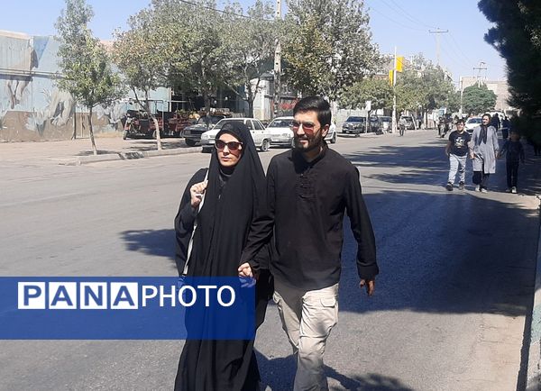 جاماندگان اربعین حسینی در  راهپیمایی حرم تا حرم نیشابور 
