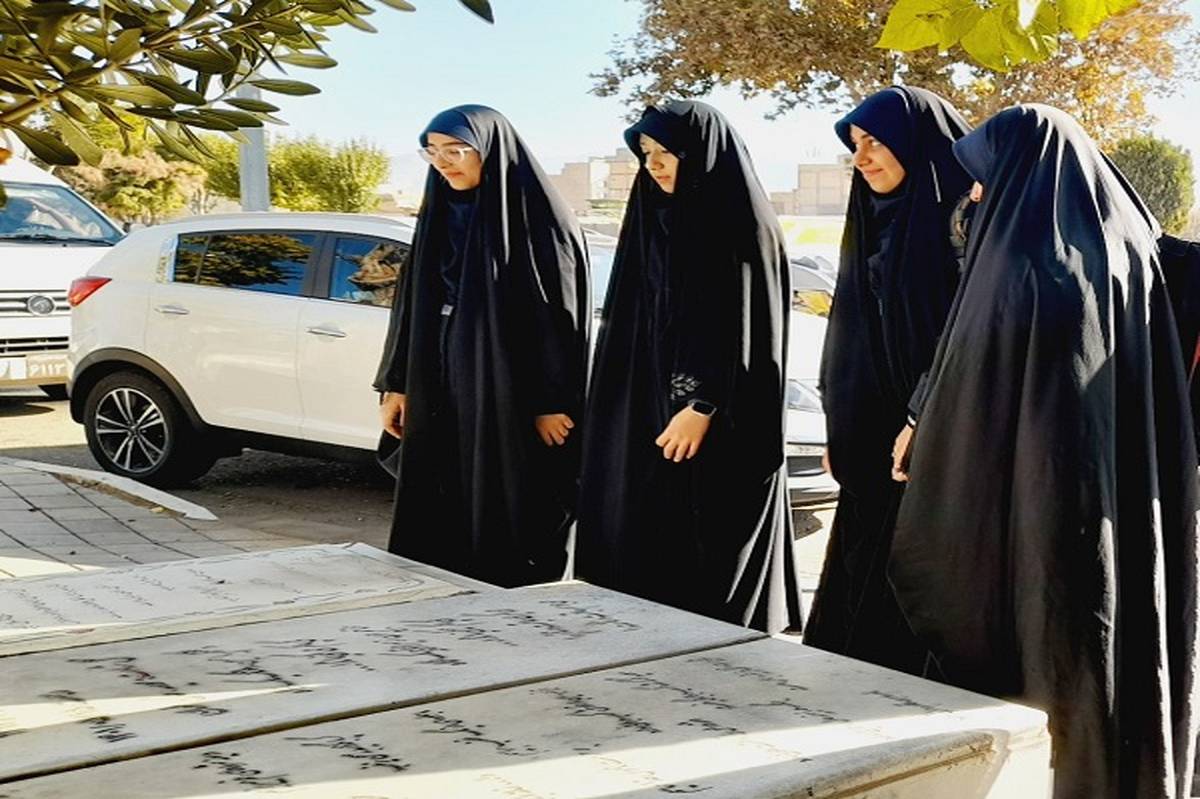 تجدید عهد دانشآموزان دبیرستان شاهد عصمت در مزار شهدای امامزاده محمد«ع»