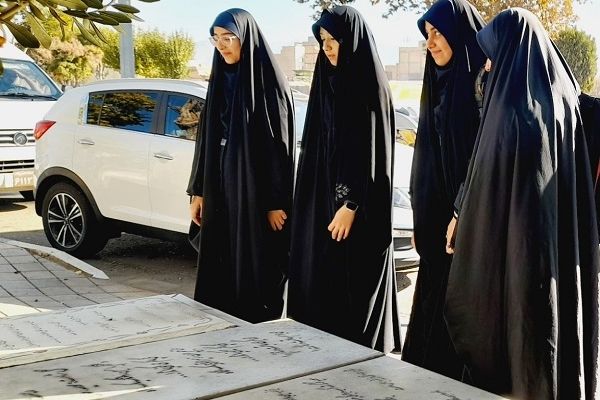 تجدید عهد دانش‌آموزان دبیرستان شاهد عصمت در مزار شهدای امامزاده محمد«ع»