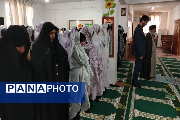 اقامه نماز جماعت در دبیرستان شهید مجید دهنوی نیشابور