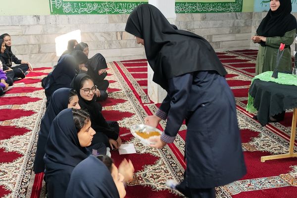 نمک‌گیر سفره مادر هستیم