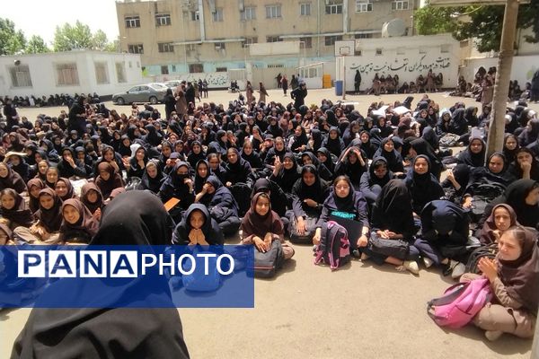 آیین سپاس معلم به مناسبت هفته گرامیداشت مقام معلم توسط دانش آموزان منطقه پردیس