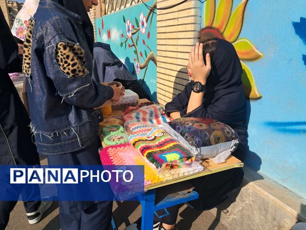 بازارچه دست‌ساخته‌های دانش‌آموزی در دبیرستان بهار آزادی قائمشهر