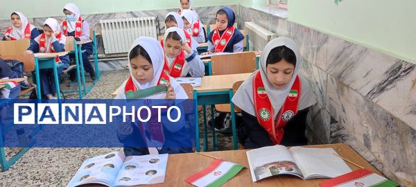 توزیع کتاب « از ایرانمان دفاع می کنیم » در بین دانش‌آموزان پیشتاز مدرسه شهید خاقانی شهرستان شیروان