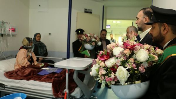 اهدای شاخه‌های گل به بیماران همزمان با ایام نوروز در قم