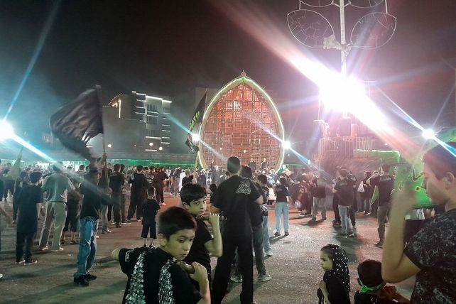 مراسم نخل‌گردانی شب عاشورا در حسینیه شهرک شهید فهمیده کرج