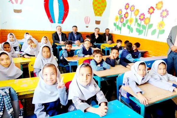 بازدید نماینده مجلس شورای اسلامی و عضو کمیسیون آموزش مجلس از مدارس بخش زاوین کلات