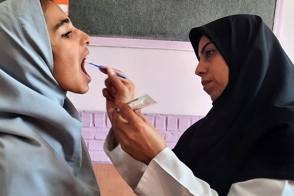 اجرای طرح وارنیش فلوراید در دبستان پنجم مهر