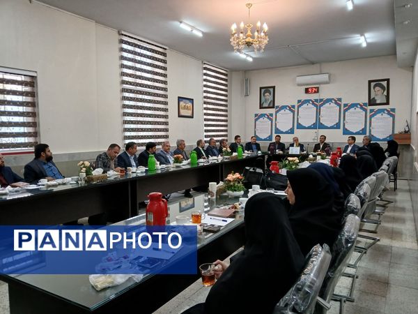  اولین نشست هم اندیشی مدیران متوسطه دوره دوم در دبیرستان مهشید مصلی نژاد