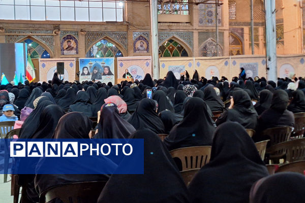 «ضیافت نور» دیدار رمضانی جمعی از بانوان شیراز ، با نماینده ولی فقیه در فارس