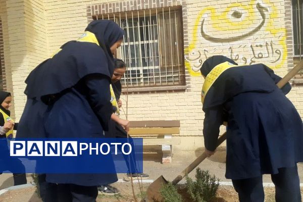 کاشت نهال به مناسبت روز درخت کاری دردبیرستان شهید مجید دهنوی 