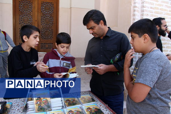 میز کتاب (فرمانده سری) در نماز جمعه شهر یزد