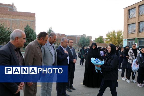 تجلیل مدیرکل آموزش و پرورش آذربایجان غربی از دانشآموز سخنران در نشست با رئیس جمهور