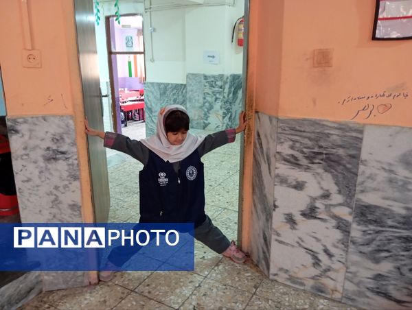 برگزاری مانور زلزله در دبستان دخترانه نرجس یک 