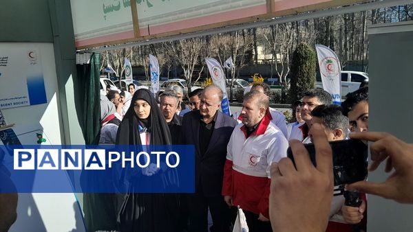 بازدید دبیرکل جمعیت هلال احمر کشور از غرفه‌های خدمت‌رسانی شهر کرج در نوروز 