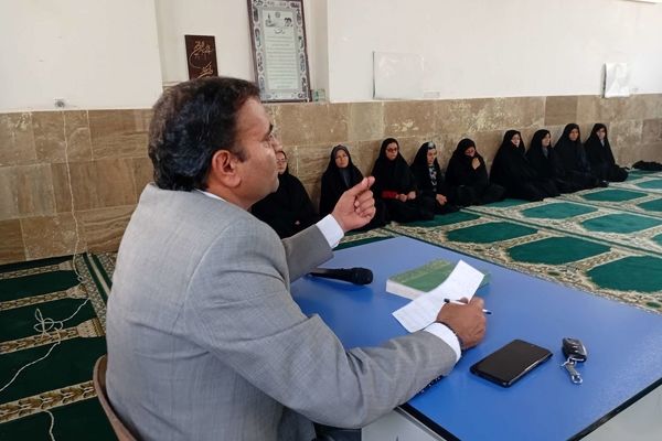 جلسه هم اندیشی انجمن اولیا ویژه مادران دانش آموزان دبیرستان شهید غلام‌زاده نقاب