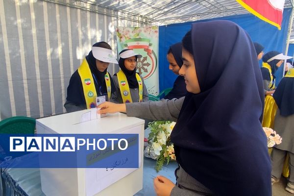  انتخابات شورای دانش‌آموزی در دبیرستان فرزانگان ۴ ناحیه ۷مشهد