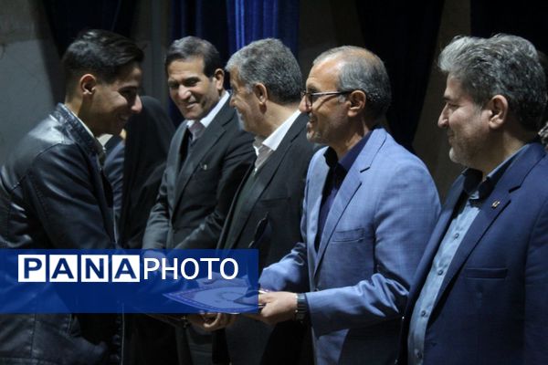 ملکان صحنه افتخارآفرینی برترین‌های کنکور ۱۴۰۴