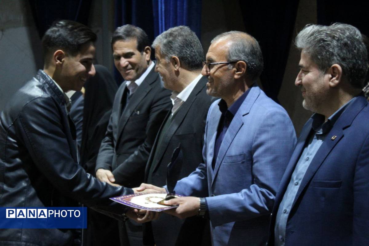 ملکان صحنه افتخارآفرینی برترین‌های کنکور ۱۴۰۴