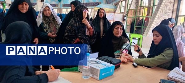 برپایی میز خدمت ادارات مختلف استان در مصلی امام خمینی (ره)
