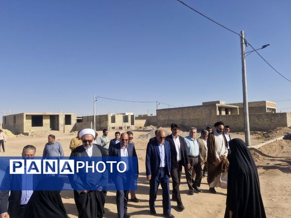 آیین کلنگ زنی پروژه آموزشی ۹ کلاسه هوشمند خیری روستای بهادران مهریز