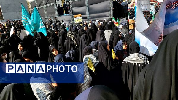 دانش‌آموزان پرچمداران استکبارستیزی در ۱۳ آبان