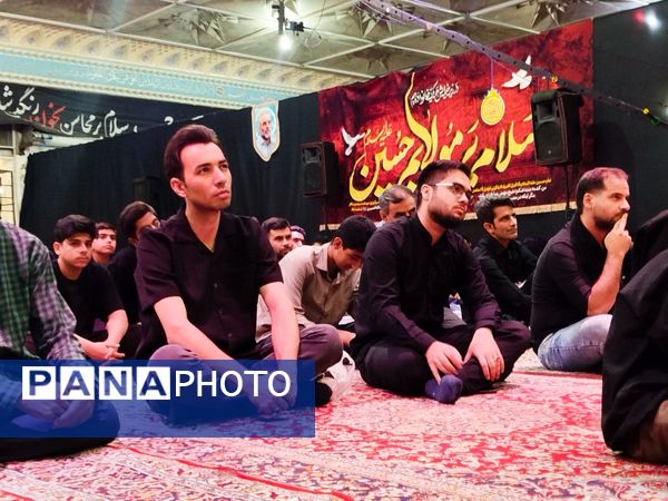 شب اول محرم، دانش‌آموزان کاشمری در هیئت انصار المهدی پرچم عشق برافراشتند