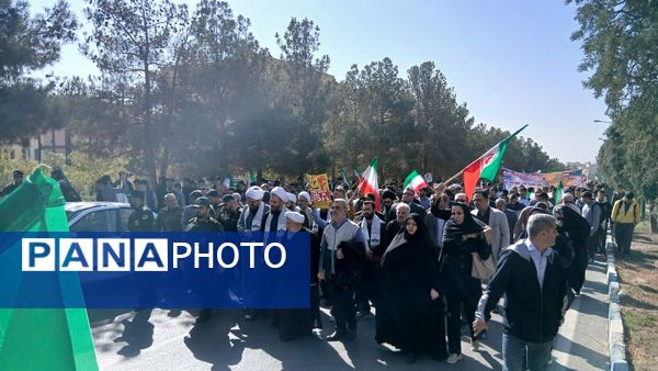 راهپیمایی 13 آبان دانش‌آموزان و مسئولین شهر مهستان