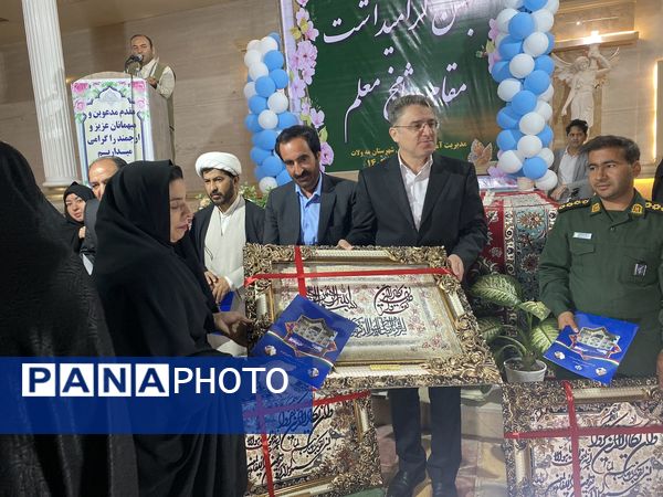 هفته‌ای برای ستایش دانایی؛ جشن معلمان در تالار ملک برگزار شد