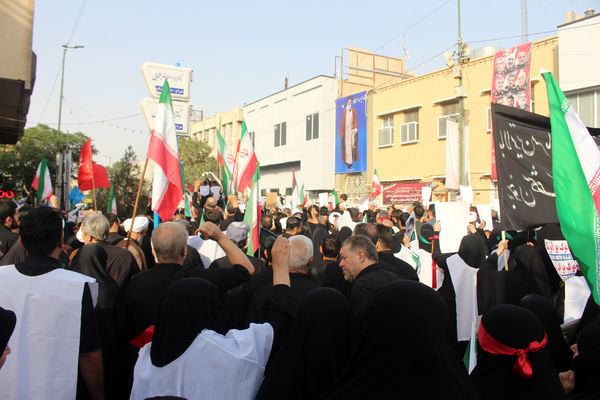 حماسه حضور نوجوانان کفن‌پوش قمی در راهپیمایی «عهد خون»