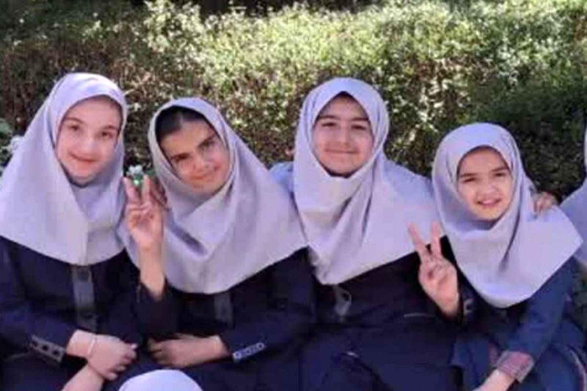 عکس یادگاری با همکلاسی های من در دبستان تربیت ناحیه یک مشهد