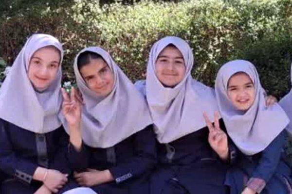 عکس یادگاری همکلاسی‌های دبستان تربیت ناحیه یک مشهد