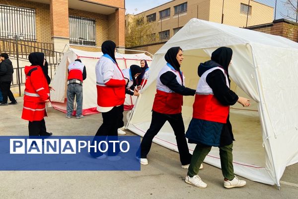 پشت‌صحنه آماده‌سازی مانور زلزله در مدرسه استاد مطهری رباط‌کریم