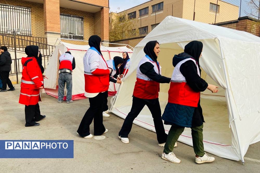 پشت‌صحنه آماده‌سازی مانور زلزله در مدرسه استاد مطهری رباط‌کریم