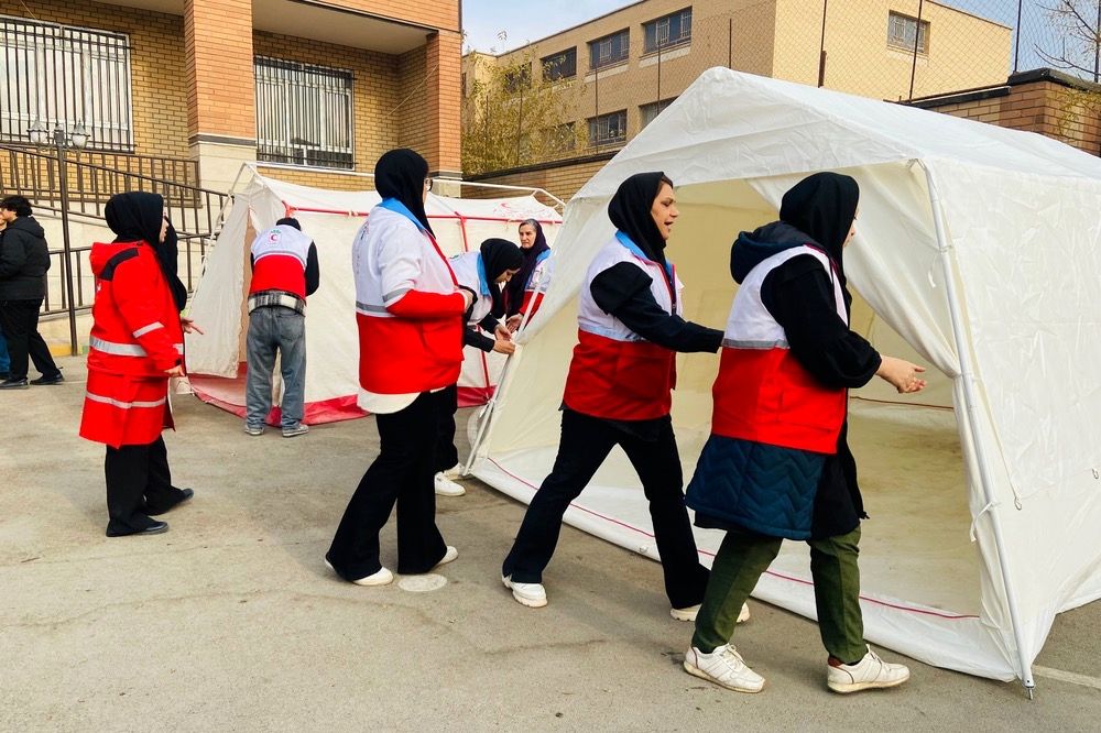 پشت‌صحنه آماده‌سازی مانور زلزله در مدرسه استاد مطهری رباط‌کریم